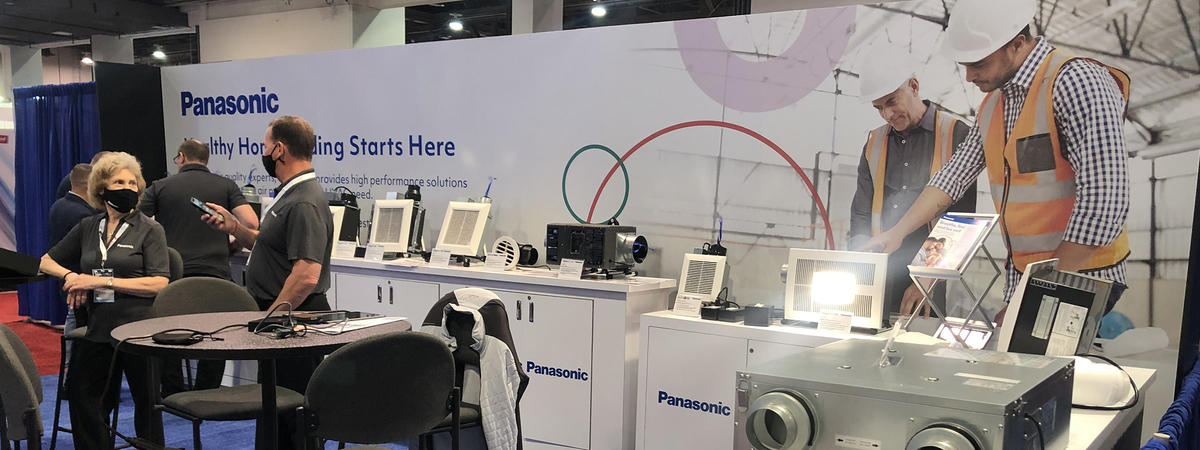 Image of a booth with various Panasonic IAQ products/Image d'un kiosque avec des produits de QAI Panasonic