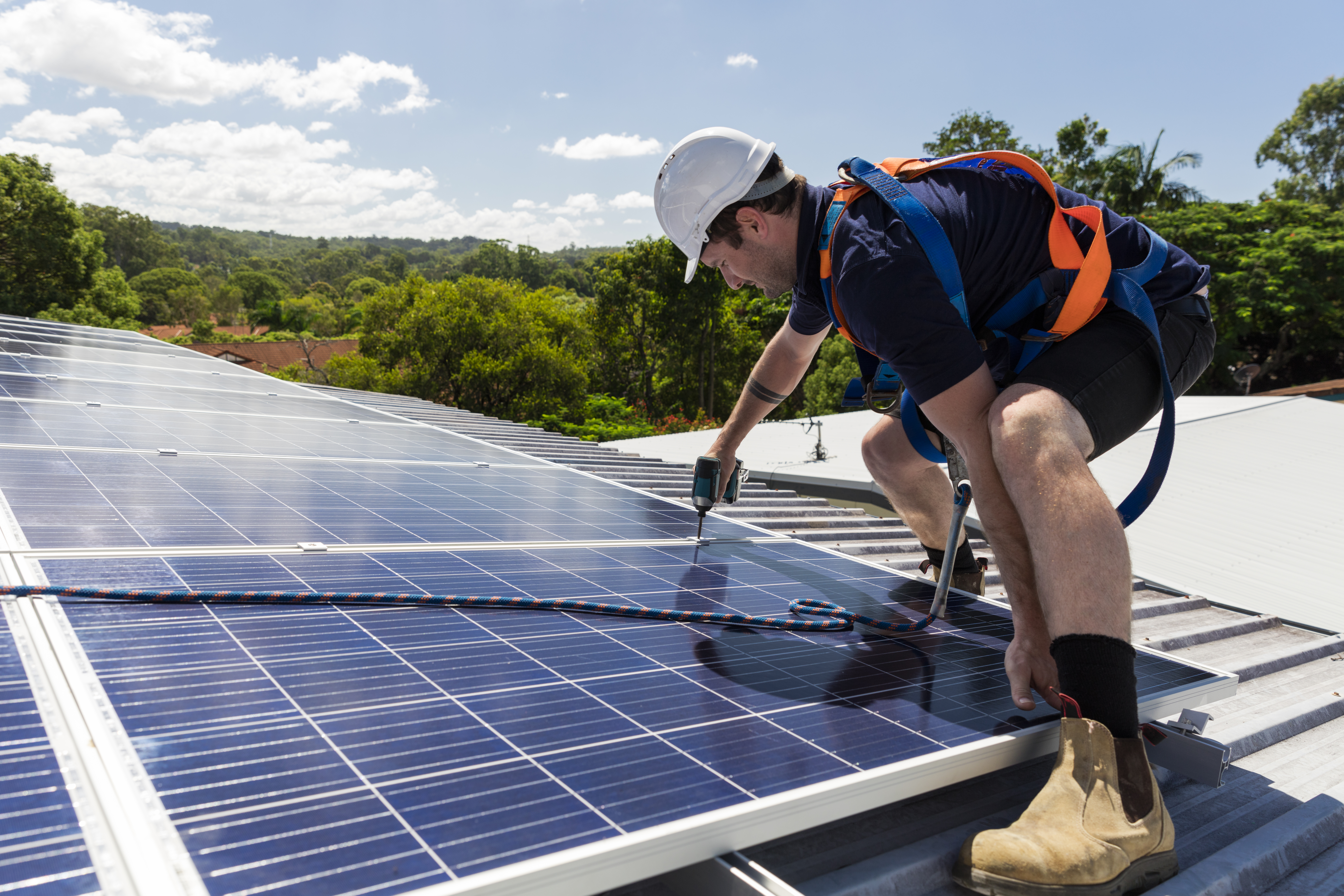 Solarstaff. Солнечные панели Jinko. Solar Panel Technician. Solar Panel installation. Крыша из солнечных панелей.