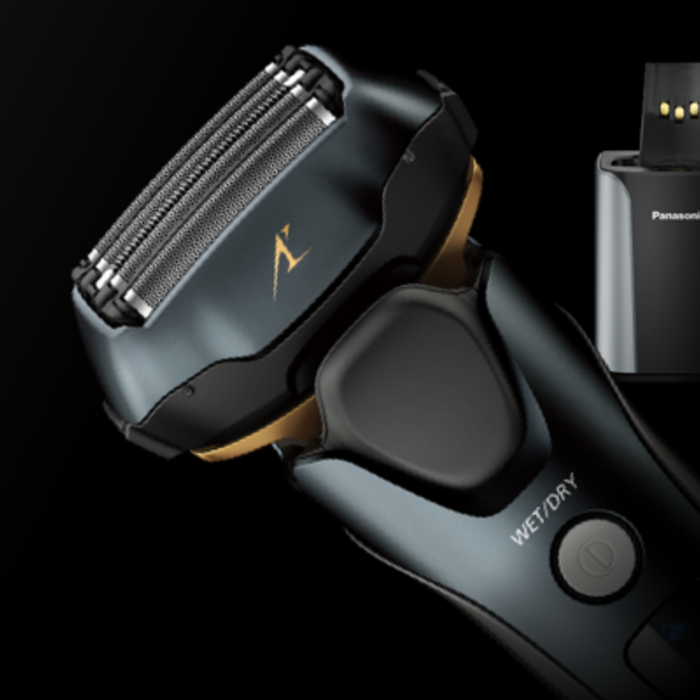 Image of the men's shaver and battery in a black background. 